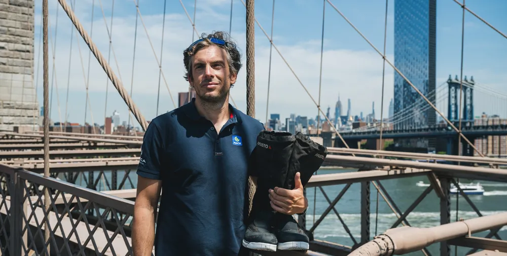 Charlie Dalin (MACIF Santé Prévoyance) sur le pont de Brooklyn. 