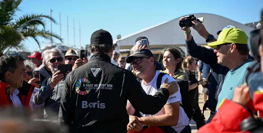 moca Malizia - Le skipper de Seaexplorer Boris Herrmann (GER) est photographié avec le public après avoir pris la deuxième place de la New York Vendee sailing race, aux Sables d'Olonne