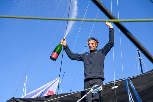 Le skipper de l'Imoca MACIF Santé Prévoyance, Charlie Dalin (FRA), fêtant au champagne sa première place dans la New York Vendee, aux Sables d'Olonne