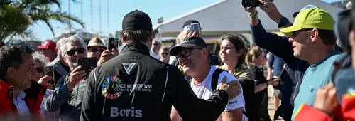 moca Malizia - Le skipper de Seaexplorer Boris Herrmann (GER) est photographié avec le public après avoir pris la deuxième place de la New York Vendee sailing race, aux Sables d'Olonne