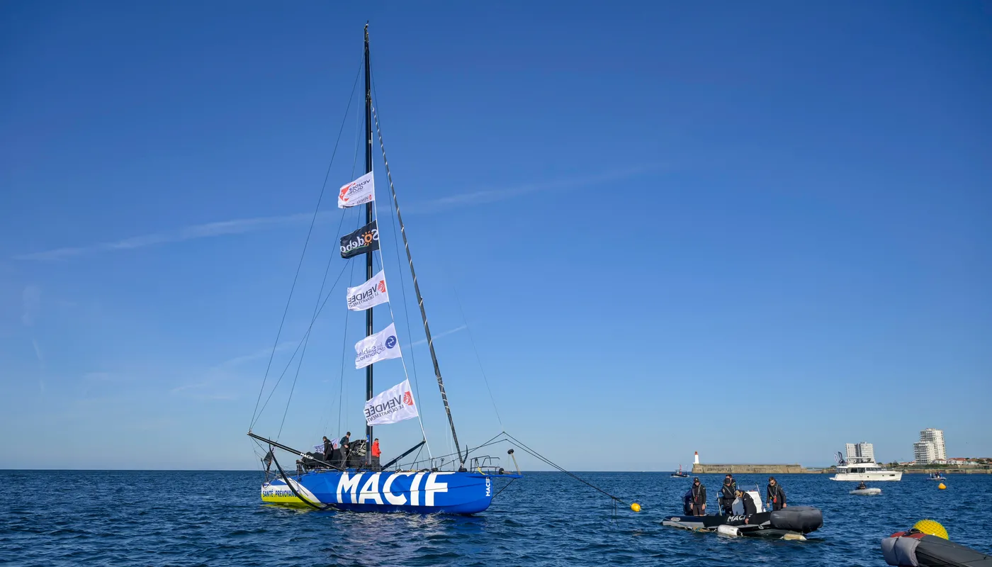 Le skipper de l'Imoca MACIF Santé Prévoyance Charlie Dalin (FRA) est photographié avant d'entrer dans le chenal après avoir pris la première place de la New York Vendee sailing race, aux Sables d'Olonne