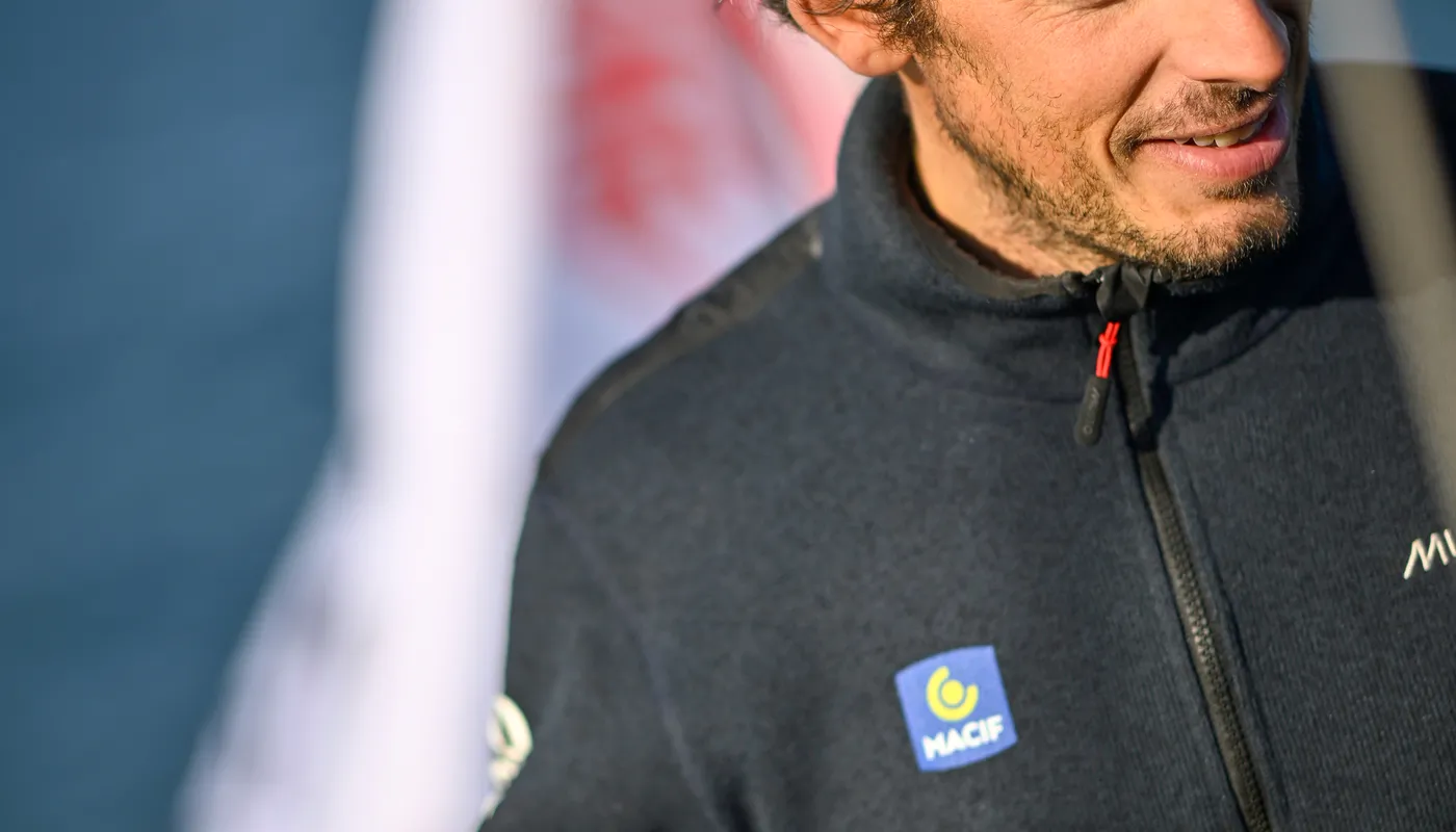 Le skipper de l'Imoca MACIF Santé Prévoyance Charlie Dalin (FRA) est photographié avant d'entrer dans le chenal après avoir pris la première place de la New York Vendee sailing race, aux Sables d'Olonne