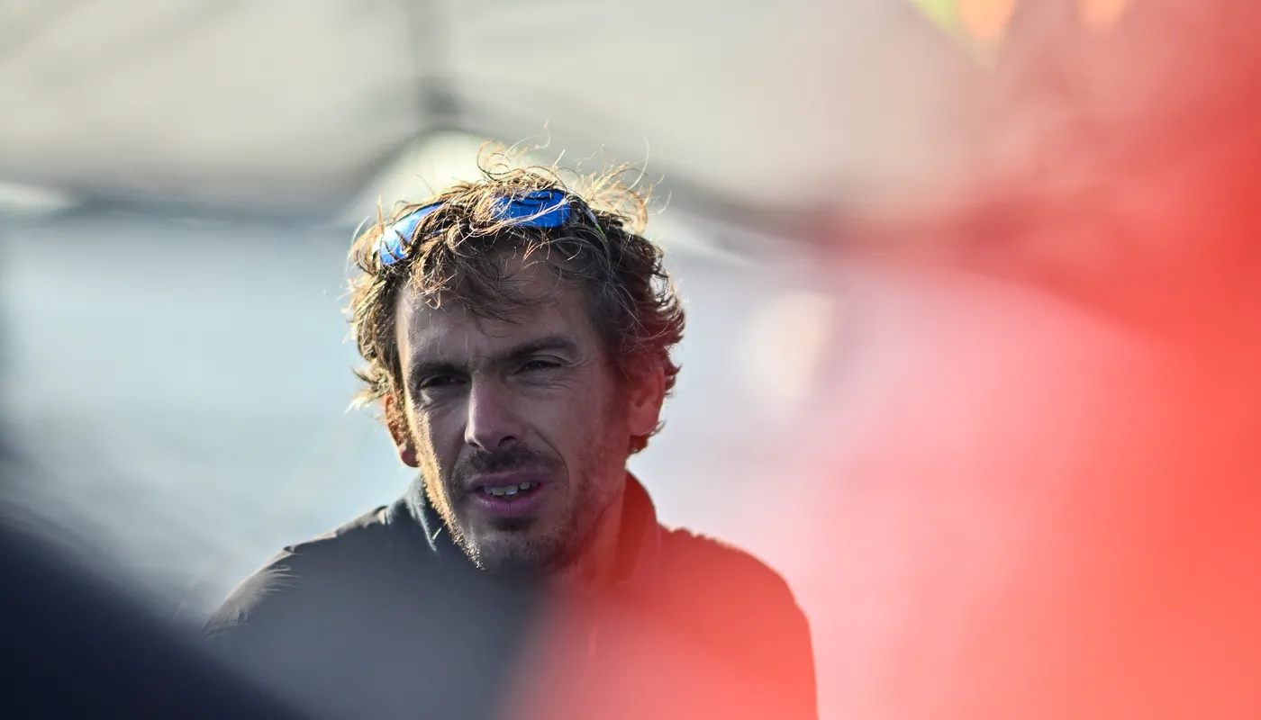 Le skipper de l'Imoca MACIF Santé Prévoyance Charlie Dalin (FRA) est photographié avant d'entrer dans le chenal après avoir pris la première place de la New York Vendee sailing race, aux Sables d'Olonne