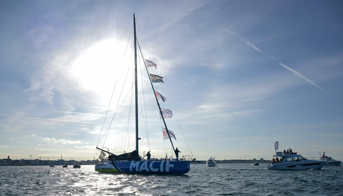 Le skipper de l'Imoca MACIF Santé Prévoyance Charlie Dalin (FRA) est photographié avant d'entrer dans le chenal après avoir pris la première place de la New York Vendee sailing race, aux Sables d'Olonne