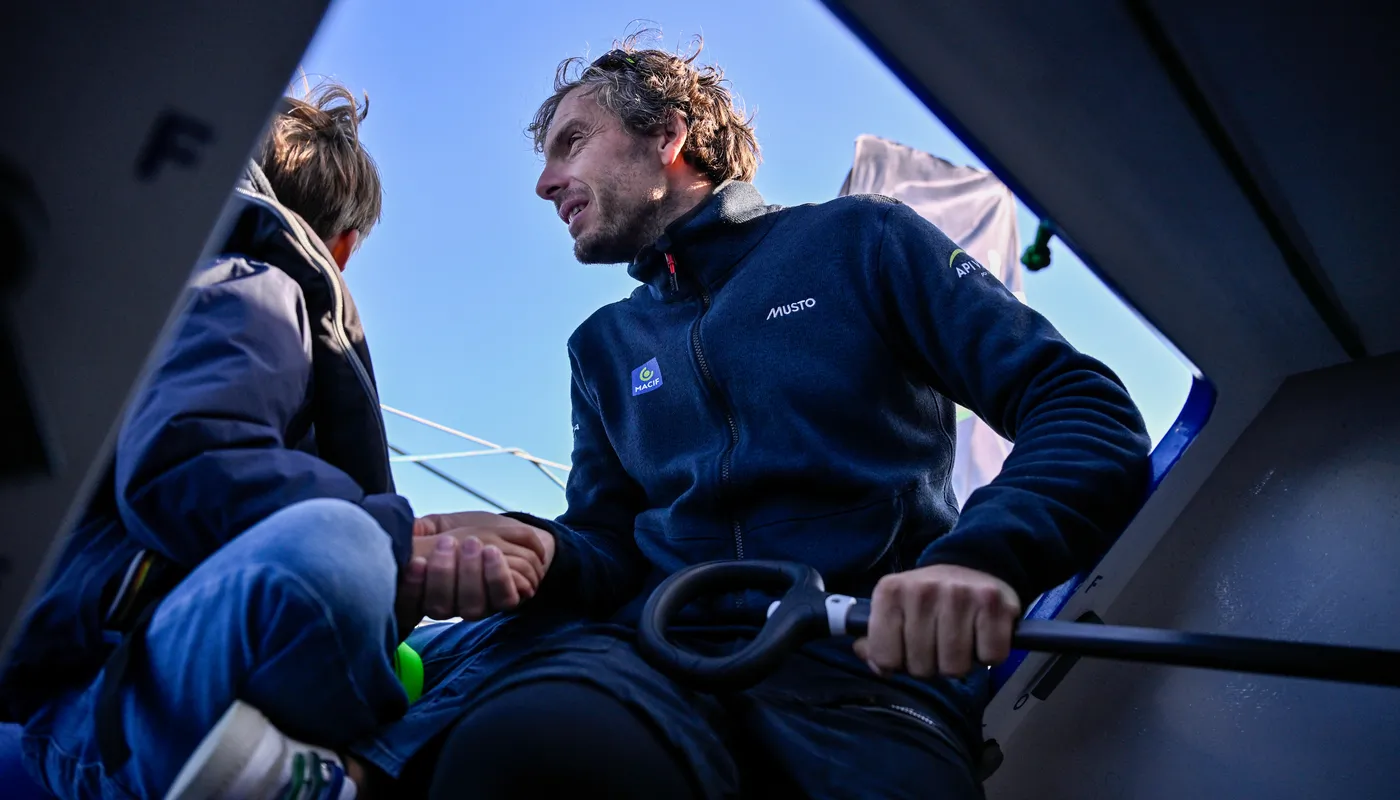 Le skipper de l'Imoca MACIF Santé Prévoyance Charlie Dalin (FRA) est photographié avant d'entrer dans le chenal après avoir pris la première place de la New York Vendee sailing race, aux Sables d'Olonne