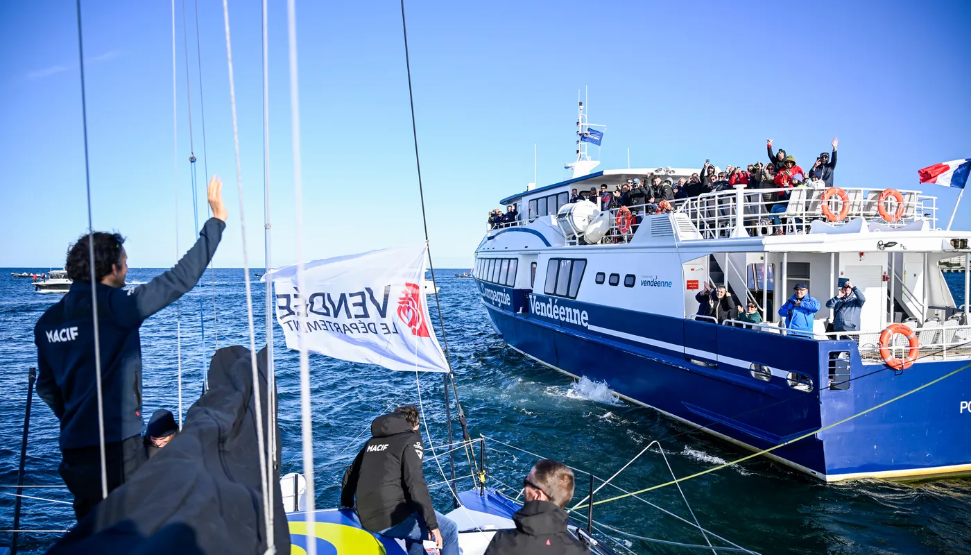 Le skipper de l'Imoca MACIF Santé Prévoyance Charlie Dalin (FRA) est photographié avant d'entrer dans le chenal après avoir pris la première place de la New York Vendee sailing race, aux Sables d'Olonne