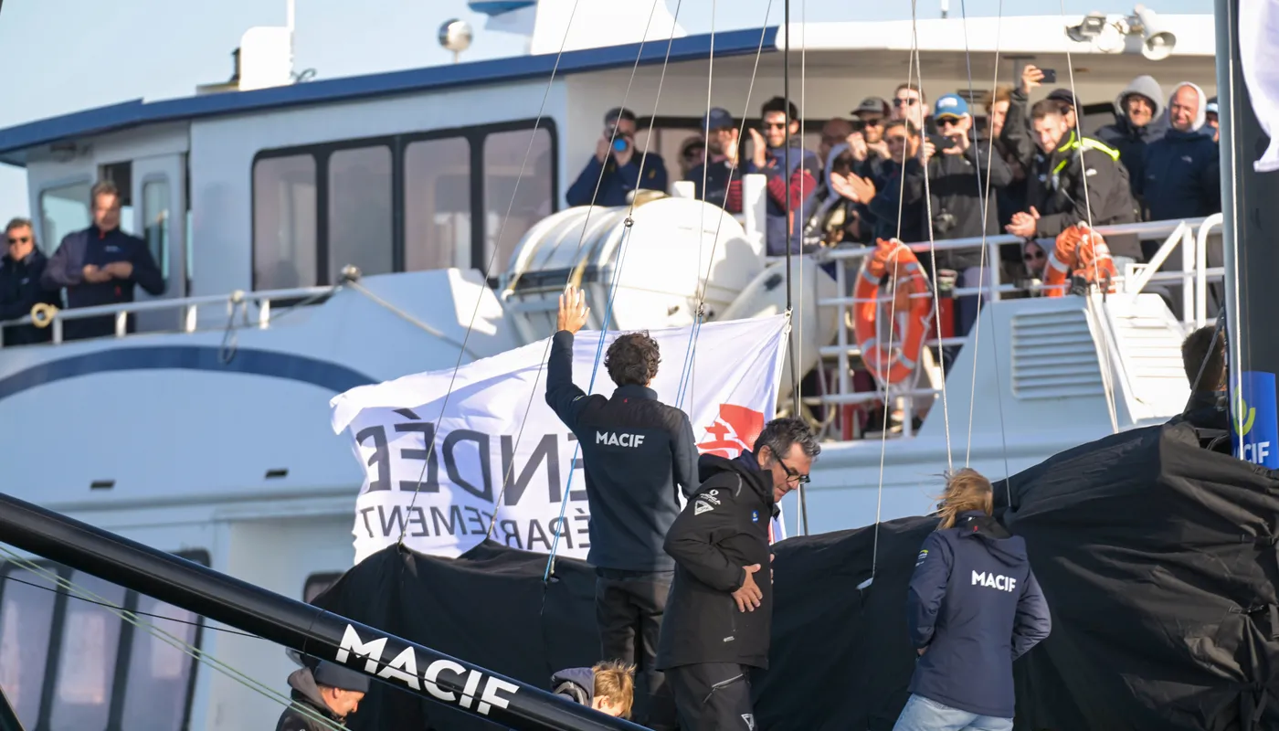 Le skipper de l'Imoca MACIF Santé Prévoyance Charlie Dalin (FRA) est photographié avant d'entrer dans le chenal après avoir pris la première place de la New York Vendee sailing race, aux Sables d'Olonne