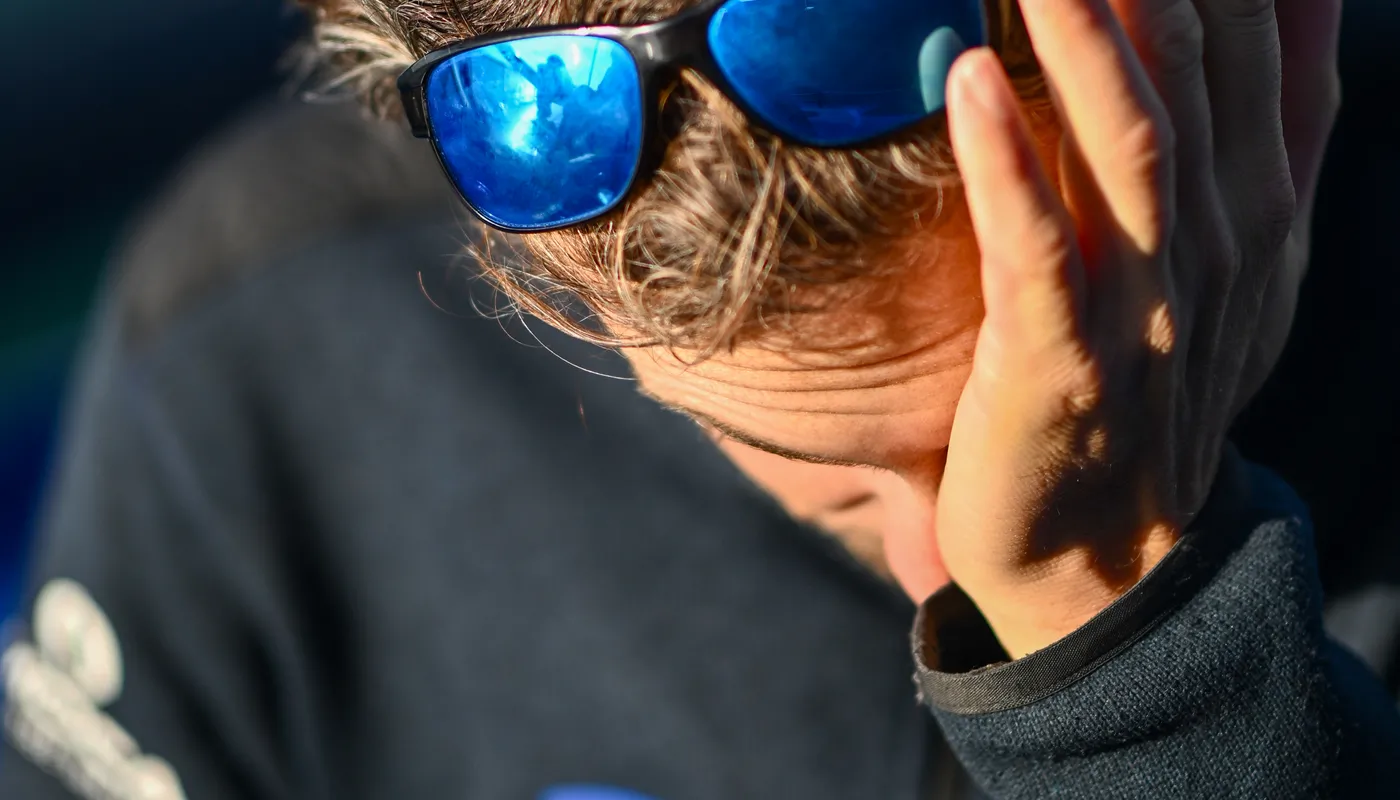 Le skipper de l'Imoca MACIF Santé Prévoyance Charlie Dalin (FRA) est photographié avant d'entrer dans le chenal après avoir pris la première place de la New York Vendee sailing race, aux Sables d'Olonne