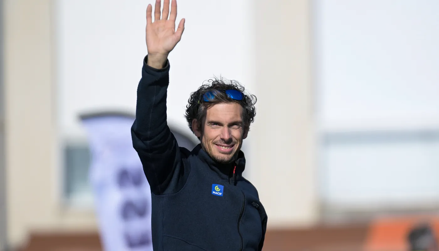 Le skipper de l'Imoca MACIF Santé Prévoyance Charlie Dalin (FRA) est photographié en train de célébrer avec des fusées éclairantes dans le chenal après avoir remporté la première place de la course à la voile New York Vendee, aux Sables d'Olonne