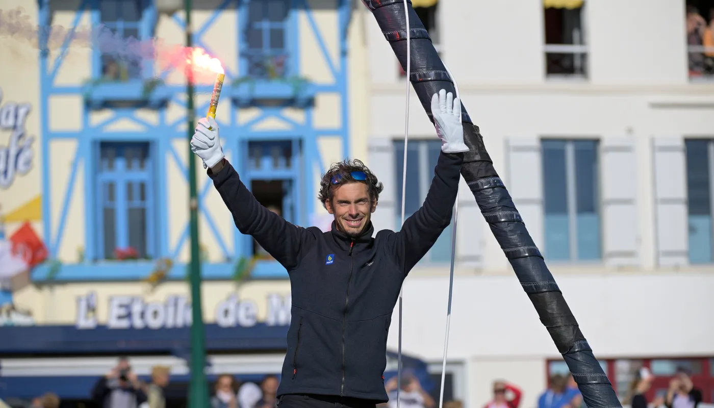 Le skipper de l'Imoca MACIF Santé Prévoyance Charlie Dalin (FRA) est photographié en train de célébrer avec des fusées éclairantes dans le chenal après avoir remporté la première place de la course à la voile New York Vendee, aux Sables d'Olonne