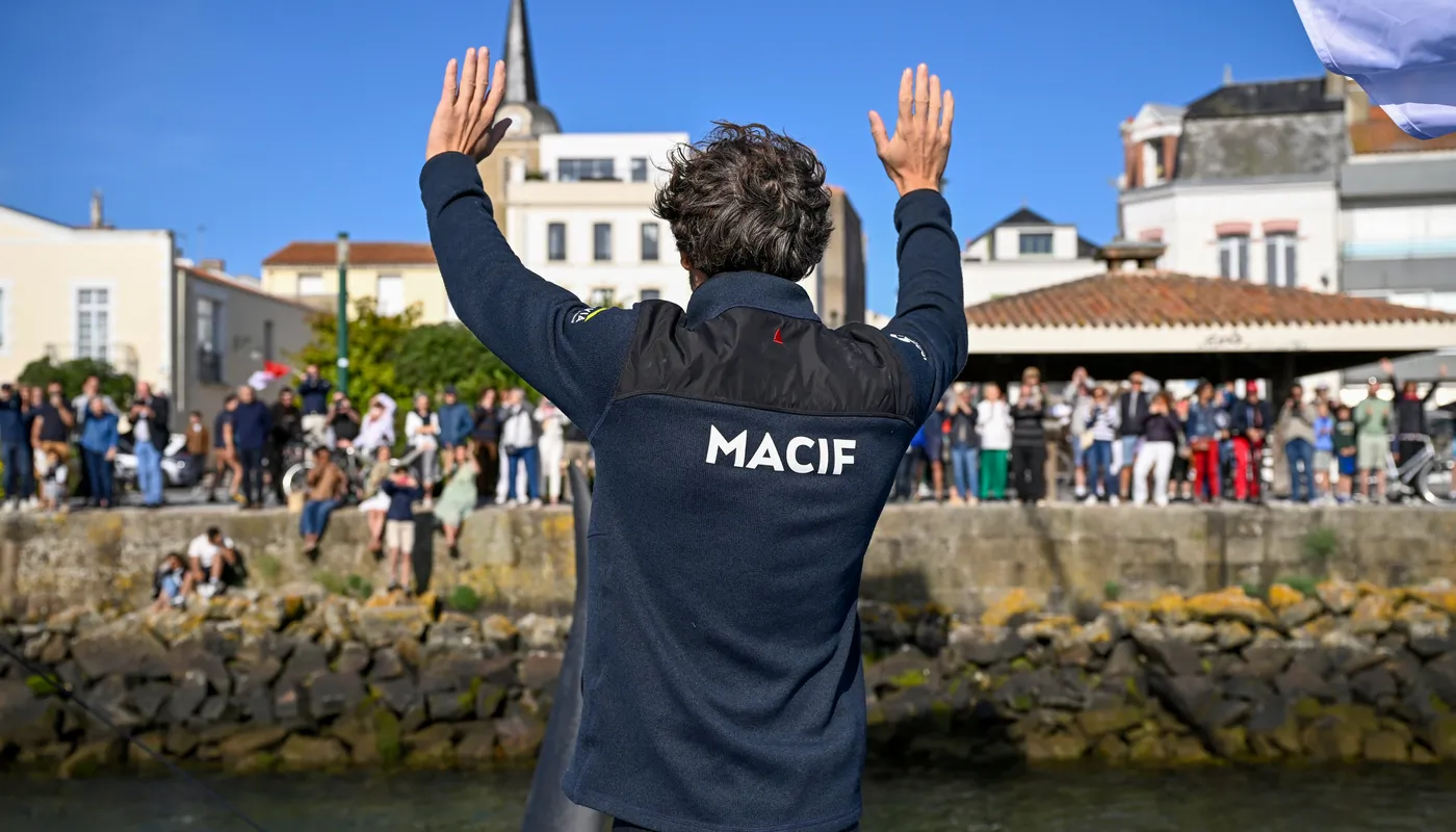 Le skipper de l'Imoca MACIF Santé Prévoyance Charlie Dalin (FRA) est photographié en train de célébrer avec des fusées éclairantes dans le chenal après avoir remporté la première place de la course à la voile New York Vendee, aux Sables d'Olonne