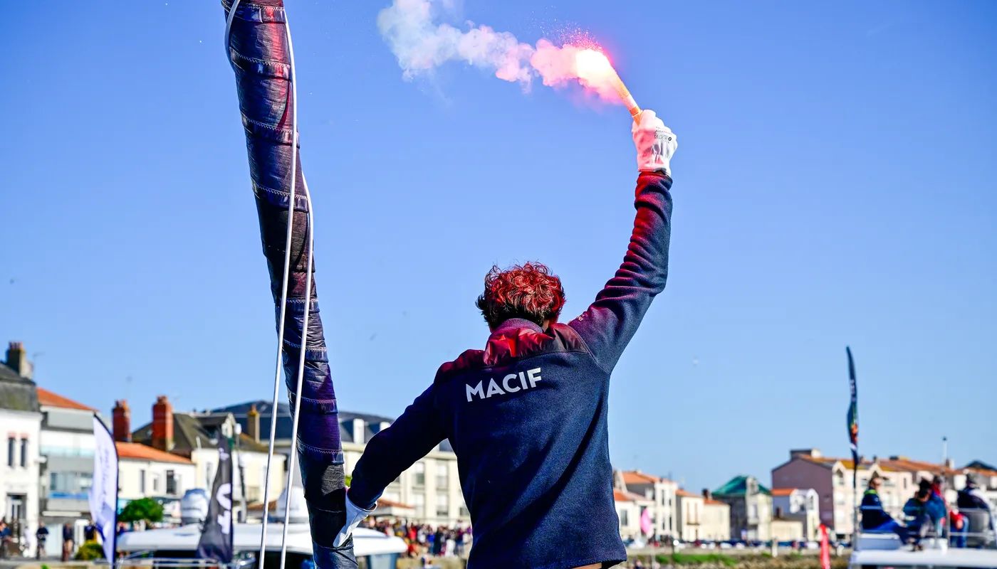 Le skipper de l'Imoca MACIF Santé Prévoyance Charlie Dalin (FRA) est photographié en train de célébrer avec des fusées éclairantes dans le chenal après avoir remporté la première place de la course à la voile New York Vendee, aux Sables d'Olonne