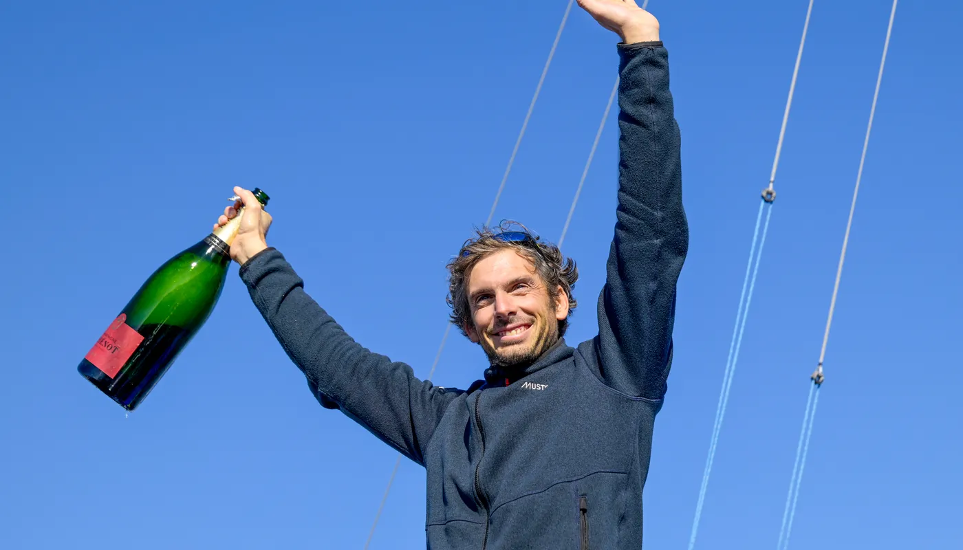 Le skipper de l'Imoca MACIF Santé Prévoyance, Charlie Dalin (FRA), fêtant au champagne sa première place dans la New York Vendee, aux Sables d'Olonne