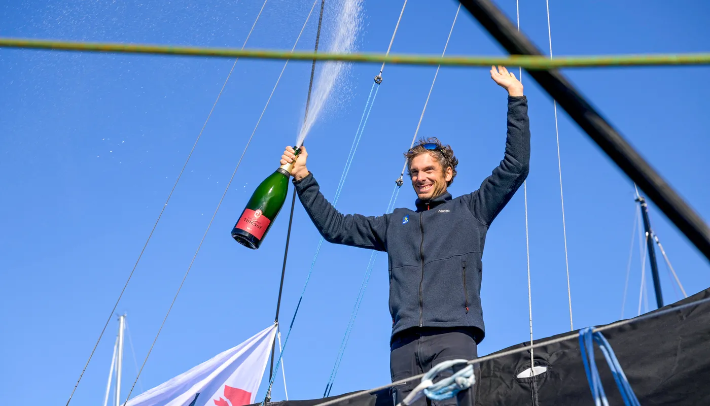 Le skipper de l'Imoca MACIF Santé Prévoyance, Charlie Dalin (FRA), fêtant au champagne sa première place dans la New York Vendee, aux Sables d'Olonne