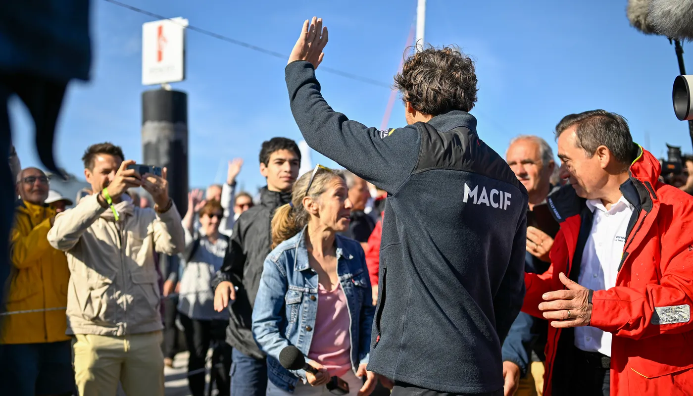 Le skipper de l'Imoca MACIF Santé Prévoyance, Charlie Dalin (FRA), fêtant au champagne sa première place dans la New York Vendee, aux Sables d'Olonne