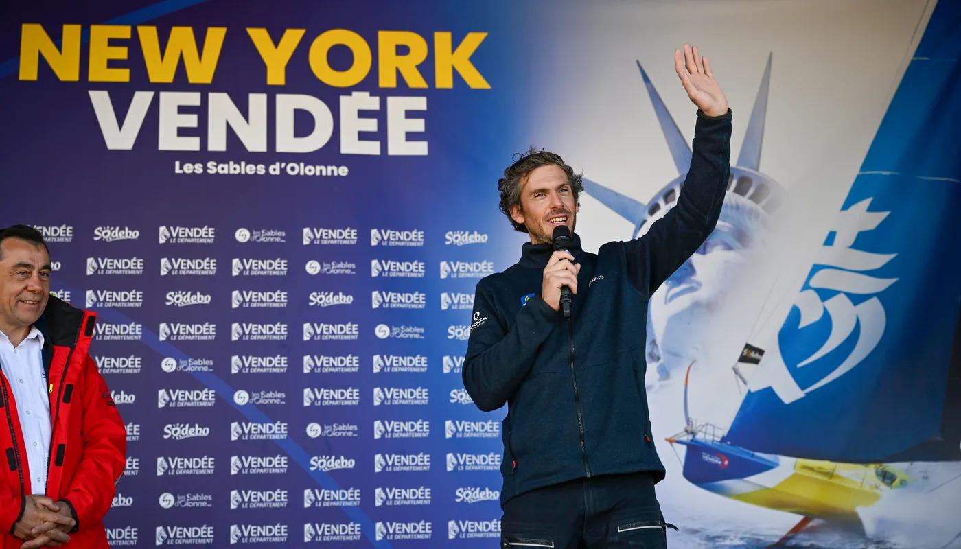 Le skipper de l'Imoca MACIF Santé Prévoyance, Charlie Dalin (FRA), fêtant au champagne sa première place dans la New York Vendee, aux Sables d'Olonne