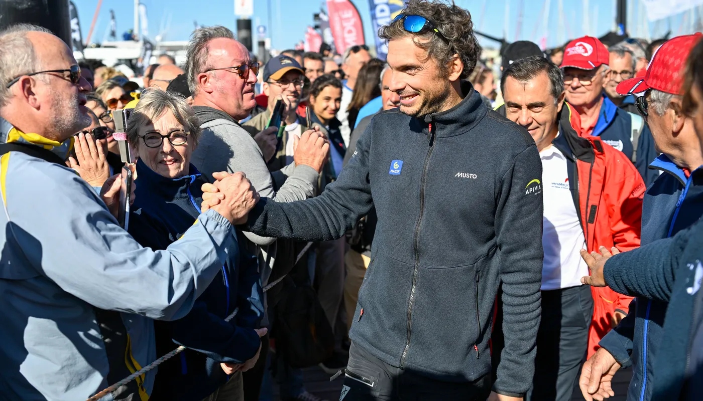 Le skipper de l'Imoca MACIF Santé Prévoyance, Charlie Dalin (FRA), fêtant au champagne sa première place dans la New York Vendee, aux Sables d'Olonne