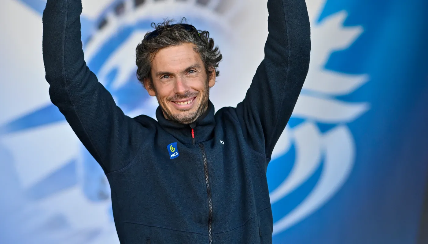 Le skipper de l'Imoca MACIF Santé Prévoyance, Charlie Dalin (FRA), fêtant au champagne sa première place dans la New York Vendee, aux Sables d'Olonne