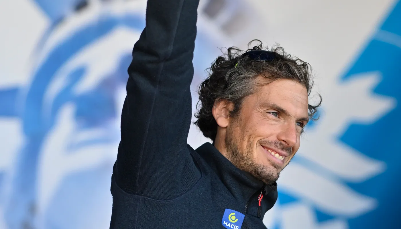 Le skipper de l'Imoca MACIF Santé Prévoyance, Charlie Dalin (FRA), fêtant au champagne sa première place dans la New York Vendee, aux Sables d'Olonne