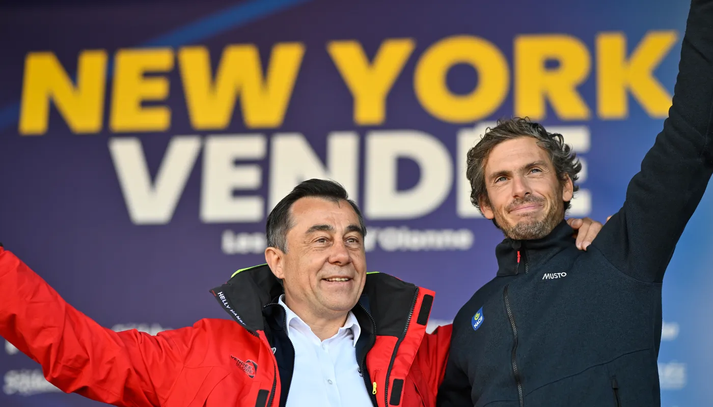 Le skipper de l'Imoca MACIF Santé Prévoyance, Charlie Dalin (FRA), fêtant au champagne sa première place dans la New York Vendee, aux Sables d'Olonne