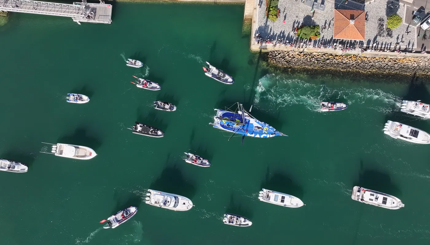 IMOCA Macif Santé Prévoyance dans le chenal